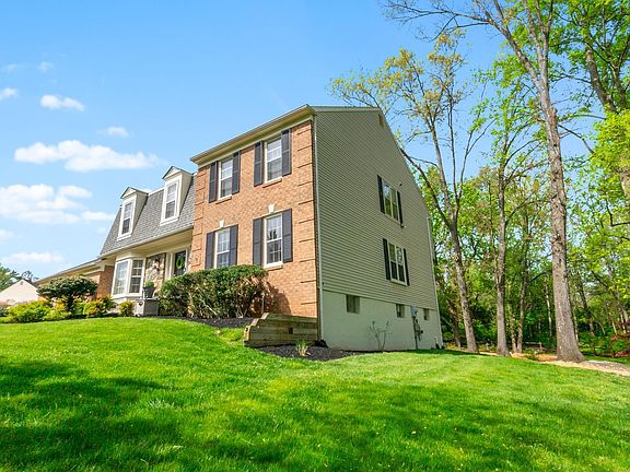 4th image of 4940 Walkingfern Dr