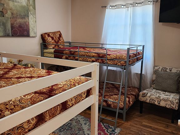 4th image of 212-214 Astor St #3