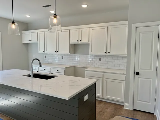 238 Chenoweth Ln — Photo 2
