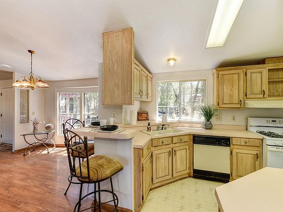 3rd image of 4818 Bluebird Ln