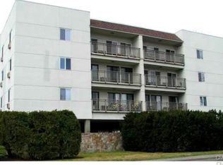 950 Cove Rd PH 1, Stamford, CT 06902