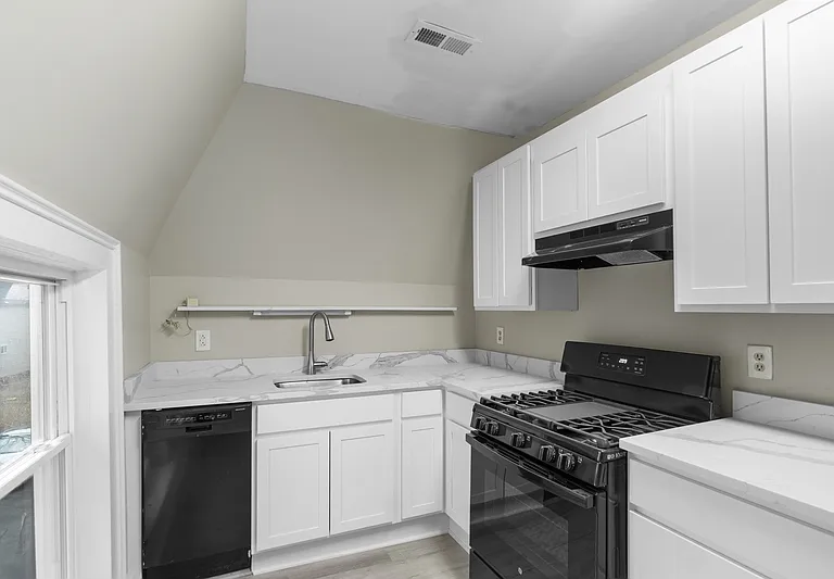 1111 E Genesee St #3 — Photo 1