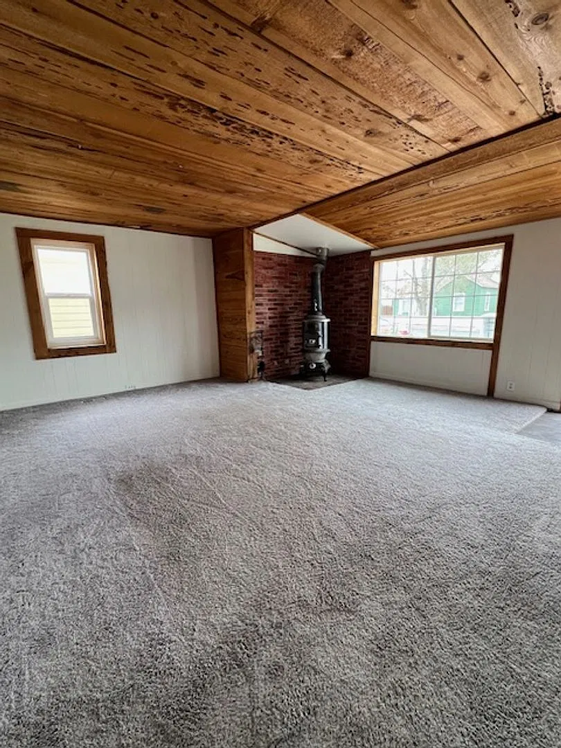 2 Bedroom 1 Bath with W/D Hook Ups! — Photo 2