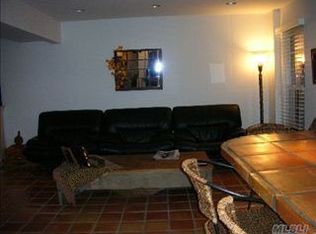 16 Woodtree Dr, Woodbury, NY