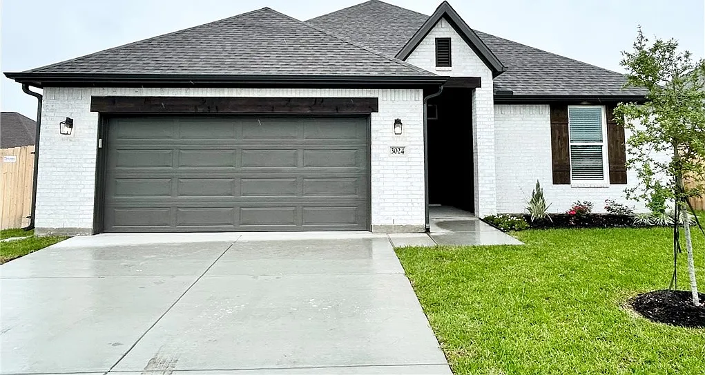 4 bed, 1979 sqft, $2,500 — Photo 1