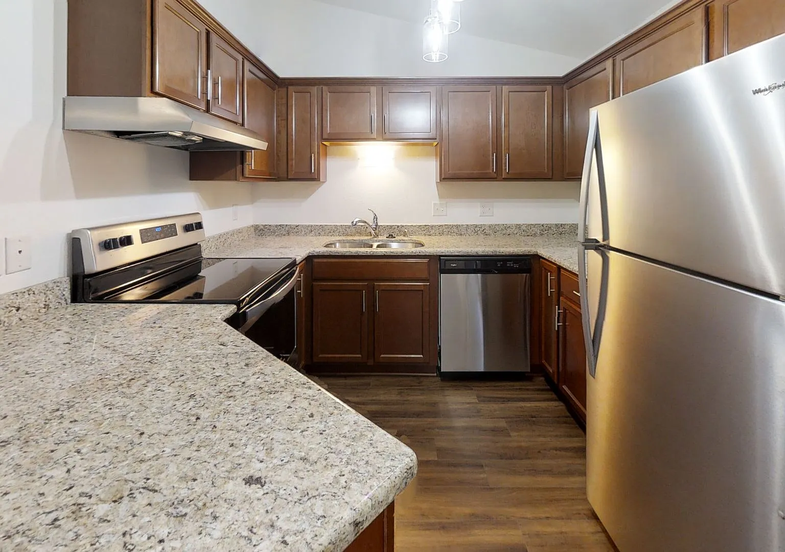 Renovated Condo Style Lower 2 Bedroom 2 Bathroom Apartment — Photo 1