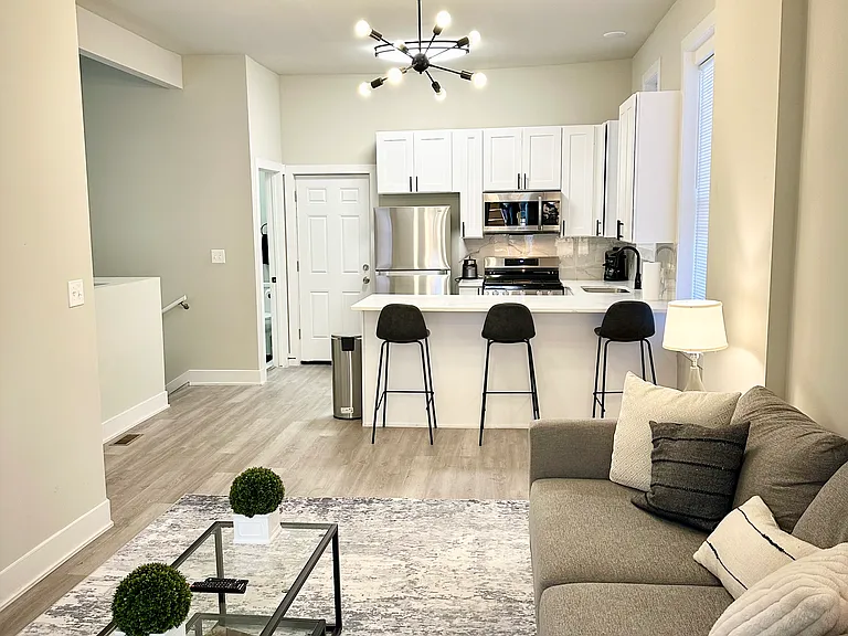 2837 W Lexington St #1R — Photo 1