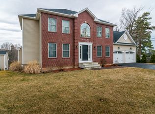 52 Gin Still Ln, West Hartford, CT 06107