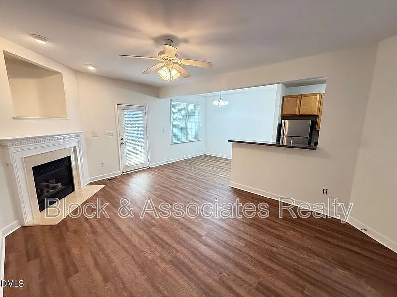2 bed, 2.5 bath, 1516 sqft, $1,795 — Photo 4