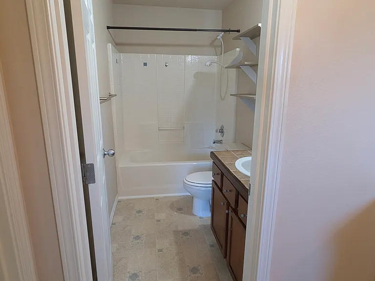 38 Dr SE — Photo 18