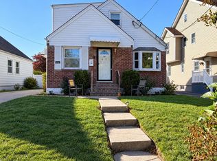 24 N Montgomery St, Valley Stream, NY 11580