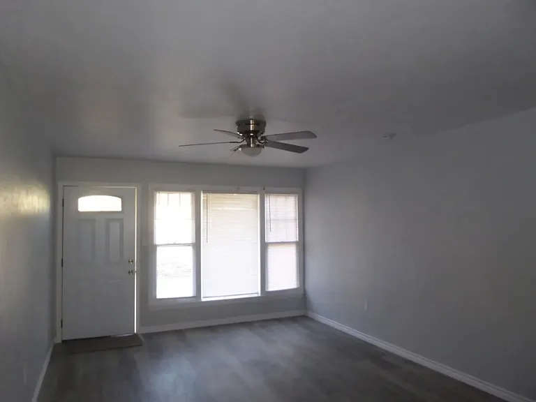 928 NW 20th St — Photo 3