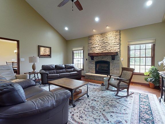 4th image of 1101 Park Dr