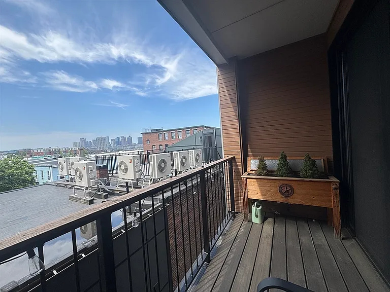 277 Border St #402 — Photo 4