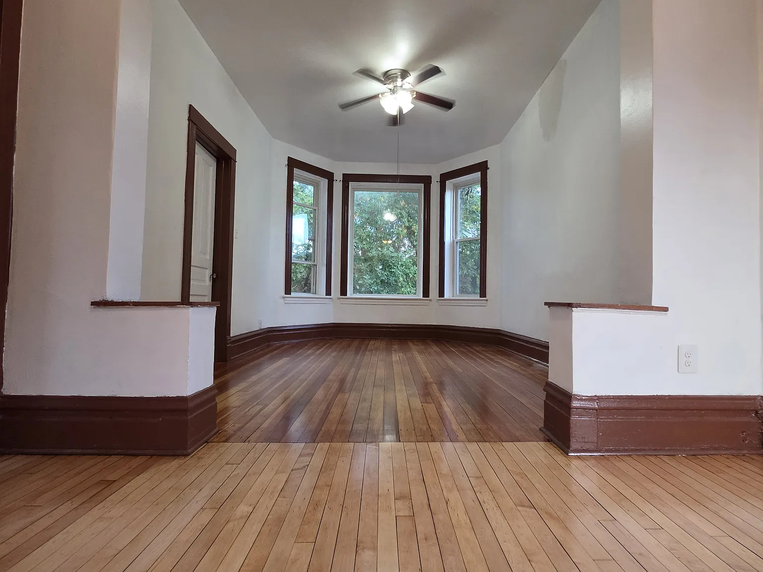 3 bed, 1200 sqft, $1,975 — Photo 3