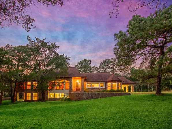 1310 N Main St, Highlands, TX 77562
