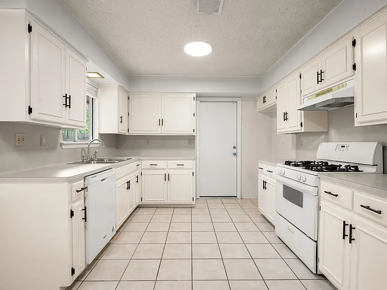 2600 Greenland Ln — Photo 6