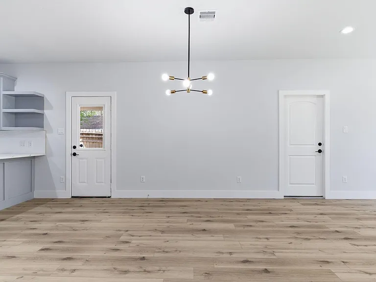 7040 Kinney St — Photo 10