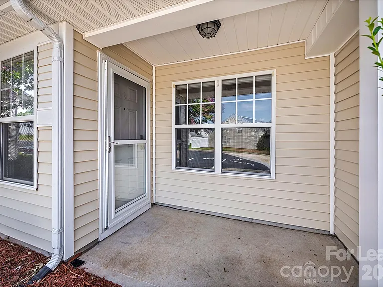 2052 Shady Pond Dr — Photo 2