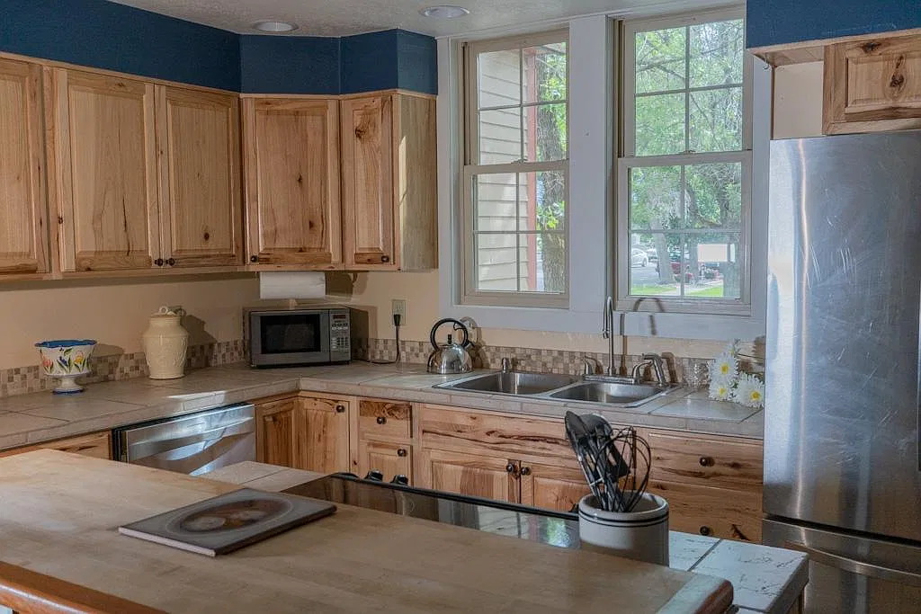 3 bed, 2100 sqft, $2,500 — Photo 2