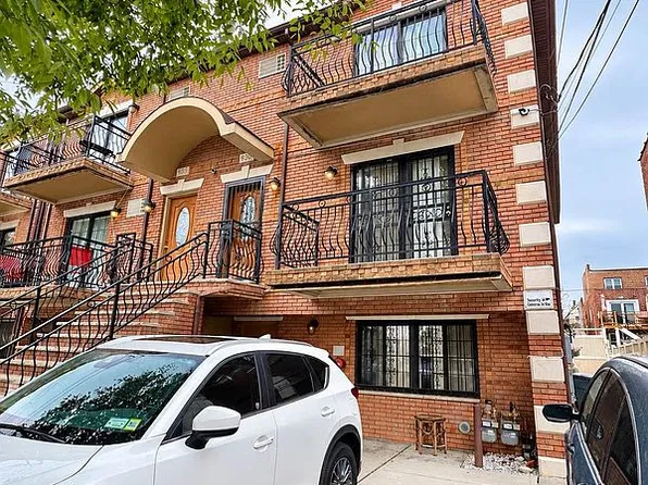 935 E 215th St, Bronx, NY 10469