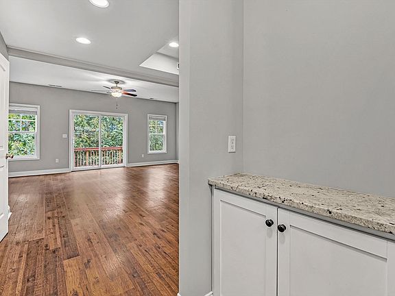 5th image of 1224 Commonwealth Cir