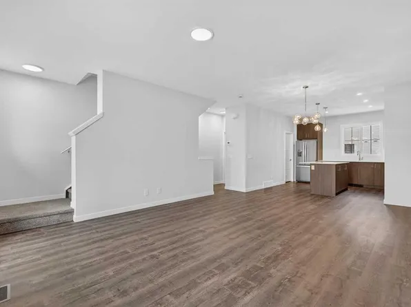 172 SW Hotchkiss Cmn SE, Calgary, AB T3S 0N8