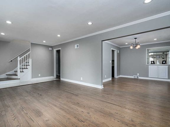 4th image of 7503 Hennessey Ave