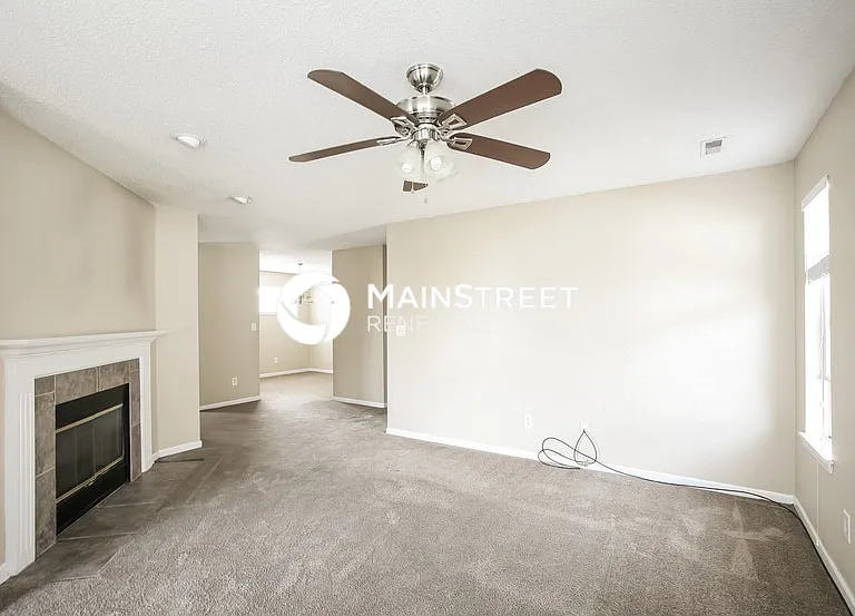 625 Locust Grove Ln — Photo 3