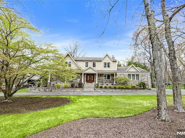 102 Woodcrest Dr, Woodcliff Lake, NJ 07677