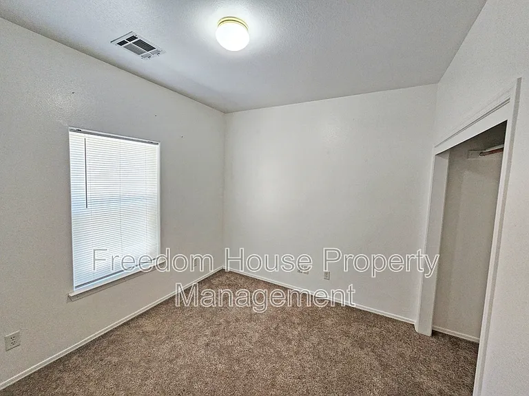 530 E Bourbon St #4 — Photo 16