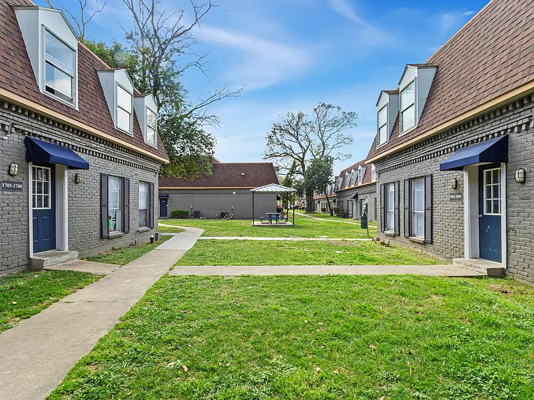 The Ellis Apartments — Photo 11