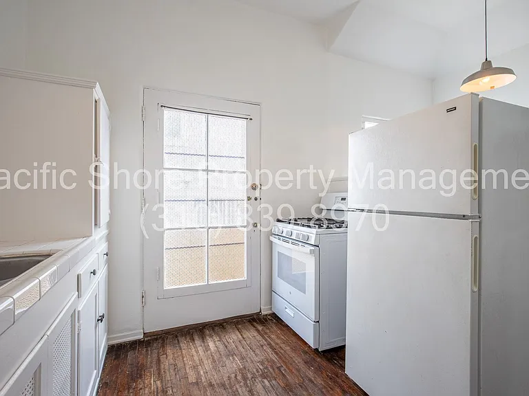 559 Alexandria Apartments — Photo 7