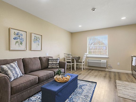 3rd image of 300 N Henry Clay Blvd #303