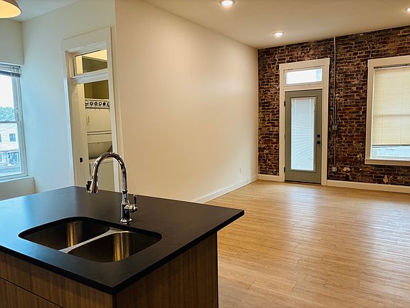 4th image of 711 Broadway St #201