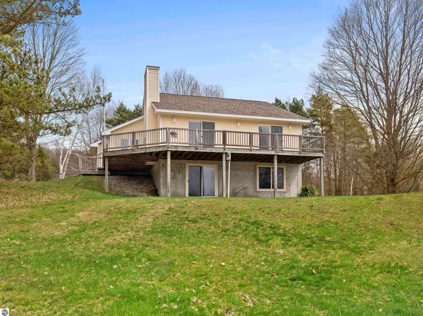 8377 Orchard Hill Rd, Beulah, MI 49617