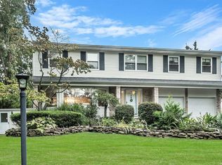 1 Erita Ln, Smithtown, NY 11787