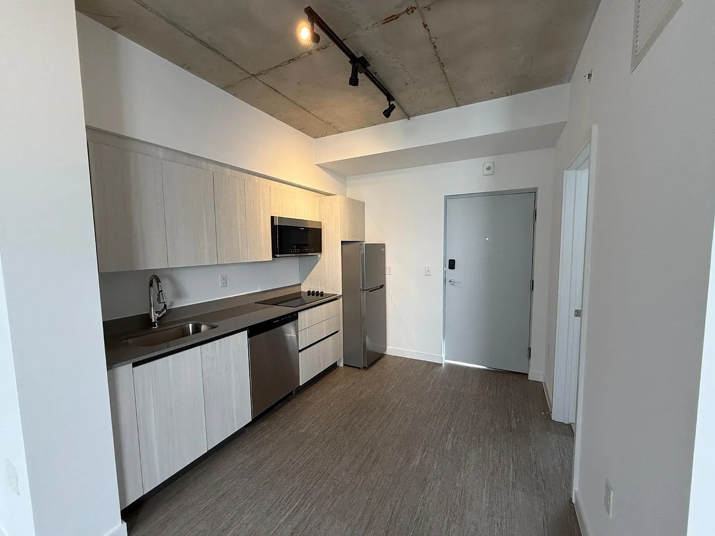 Studio, 411 sqft, $1,800 — Photo 2