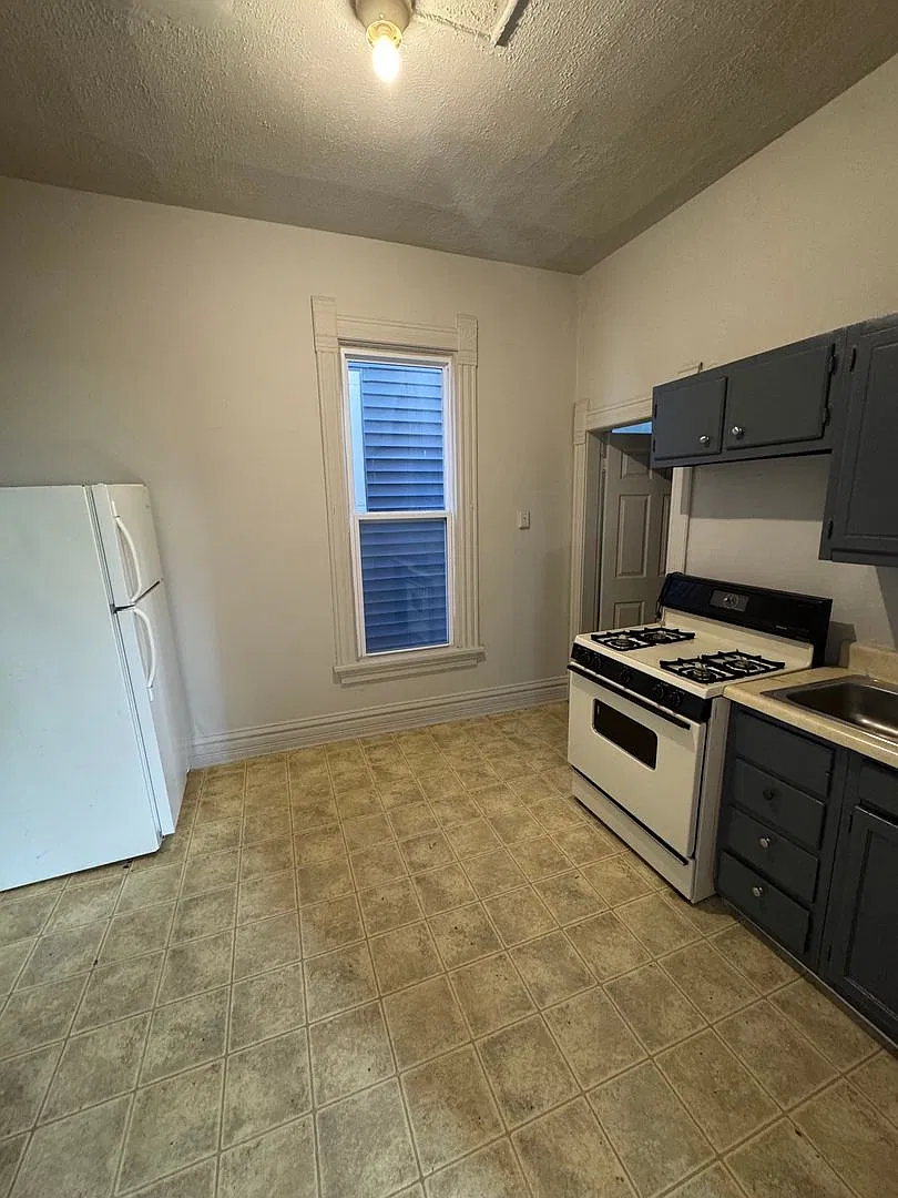 1304 Marion St — Photo 3