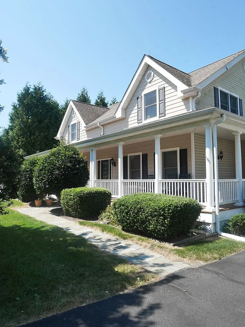 Elegant Coastal Home with Spacious Layout Near Lewes Beach — Photo 2
