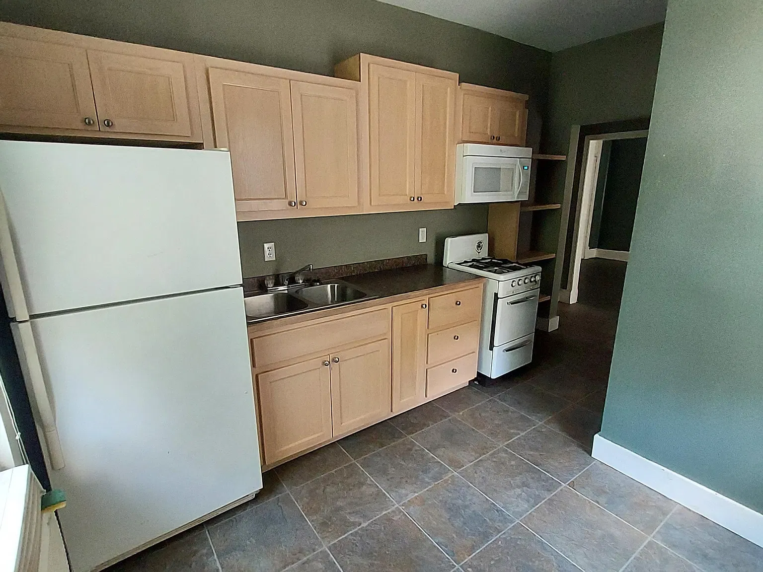 Studio, $650 — Photo 1