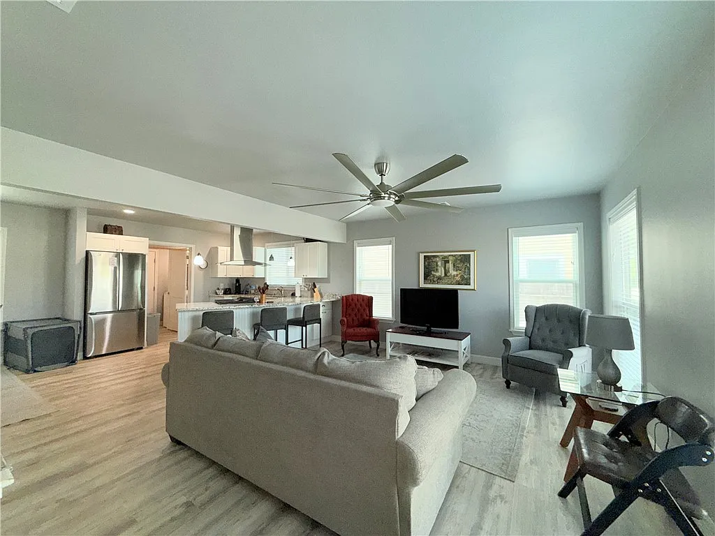 2 bed, 1.0 bath, 1528 sqft, $3,000 — Photo 4