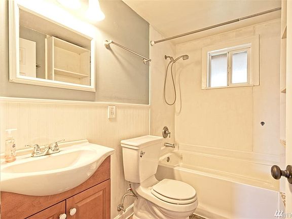 3rd image of 59 Ivy St NE