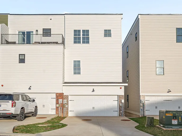 428 Centre St — Photo 26