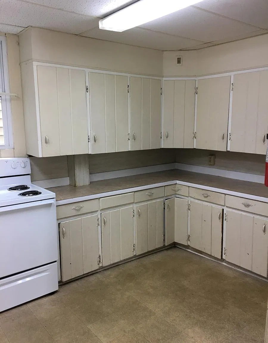 4 bed, 1.5 bath, 4338 sqft, $1,960 — Photo 3