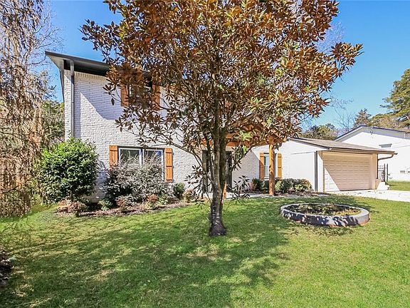 3rd image of 3667 Manhattan Dr