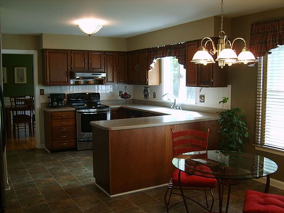 Kitchen w/ New Stainless Steel Appliances