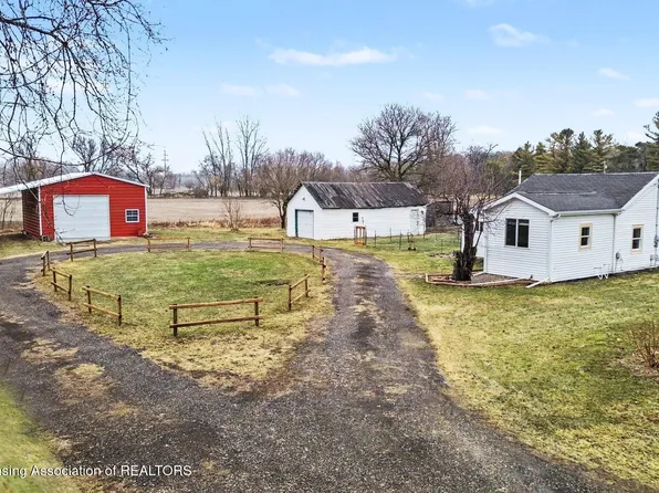 1761 Island Hwy, Charlotte, MI 48813