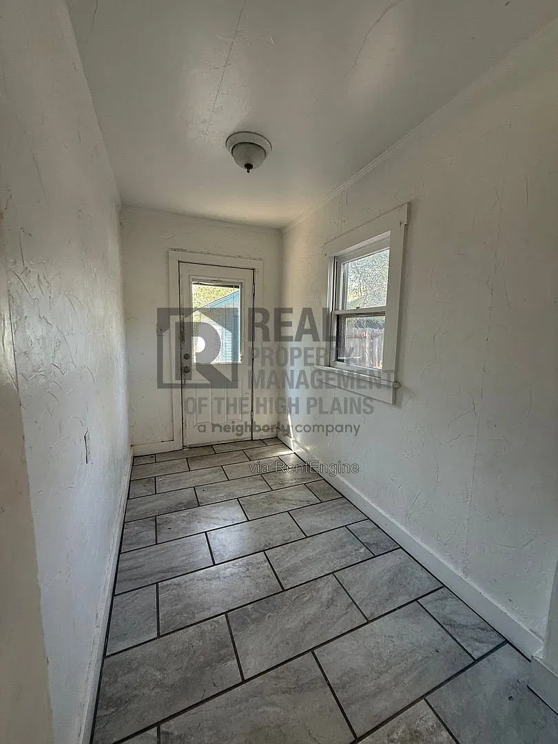 3 bed, 1.0 bath, 1012 sqft, $1,200 — Photo 3