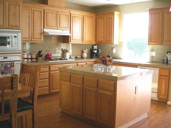 Spaciou Kitchen w/Island